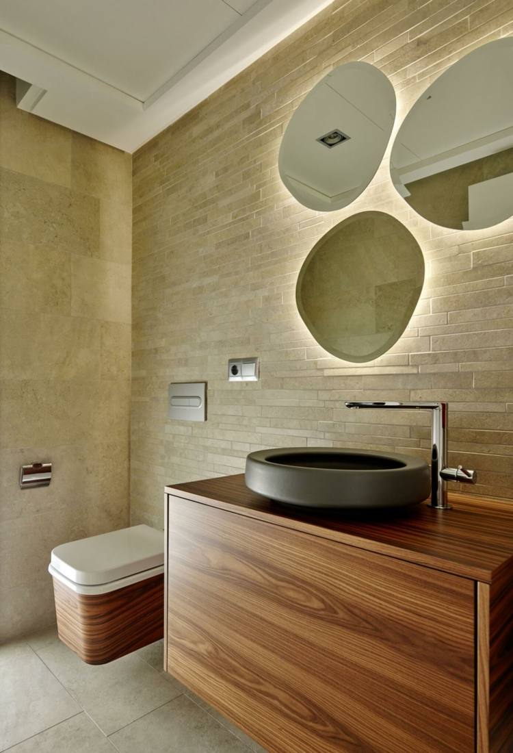 obývacie nápady-biela-béžová-dlažba-umývadlo-skrinka-drevo-zrkadlo-organické