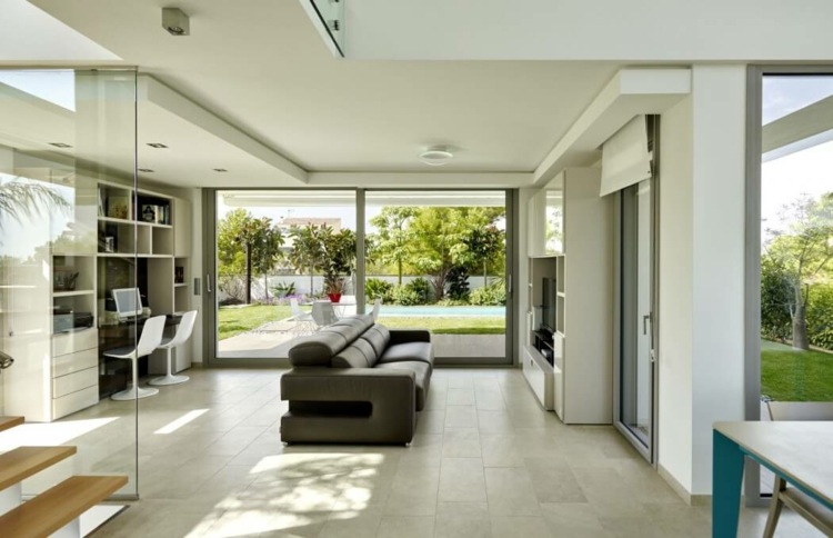 nápady na bývanie v bielej obývačke-nábytok-hnedá-koža-sedačka