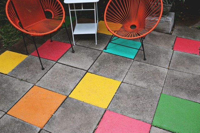 nápady na záhradu-kamenné dosky-skrášliť-farebné-maľovanie-bývanie-nápady