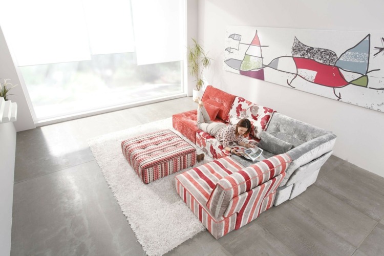 Obývacia izba s útulným obývacím priestorom v oranžovej, šedej a bielej farbe Funkcia postele v obývacej krajine zariadila modernú štýlovú obývaciu izbu