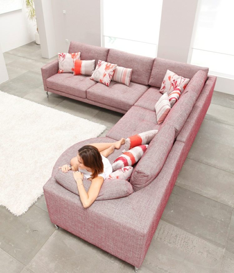 Moderná obývacia izba - krajina obývačky v ružovej farbe Živá krajina Funkcia postele Ružová pohovka Dekoratívne vankúše farebné