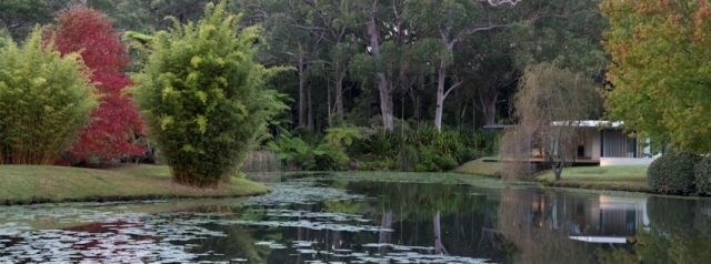 moderný-obytný-pavilón-na-brehu-prírodného-jazera-vidieka-malebný