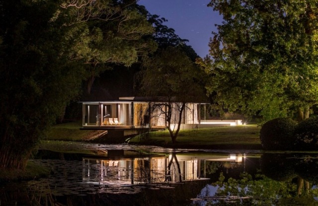moderné-malý domček na jazere-nočné osvetlenie-sklenená predná časť