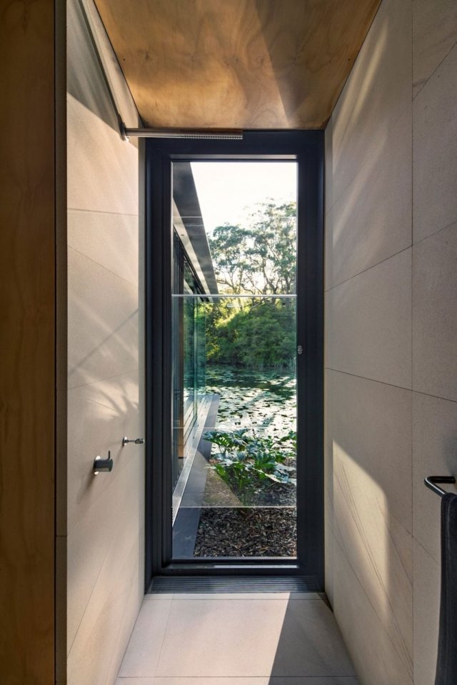 Vynikajúca oceľová konštrukcia-obytný pavilón-sklenené dvere-pohľad na prírodu