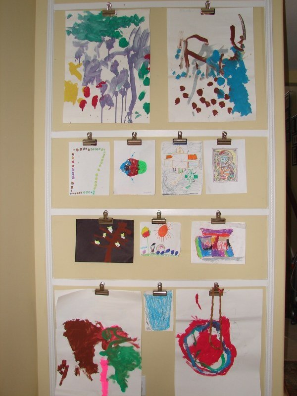 Visiace dekorácie-deti kreslia obrazy skice