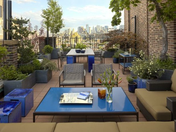 Balkónové dlaždice záhradný nábytok rastliny strešná terasa