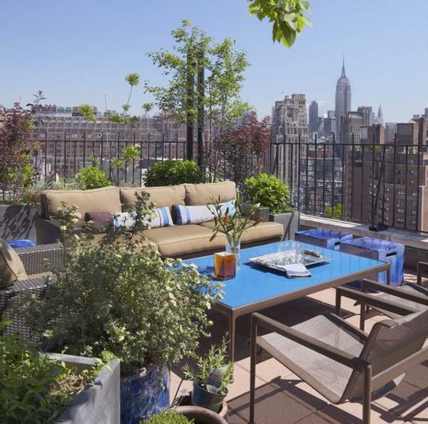 Balkónový nábytok modrý kvetináč modrý stôl