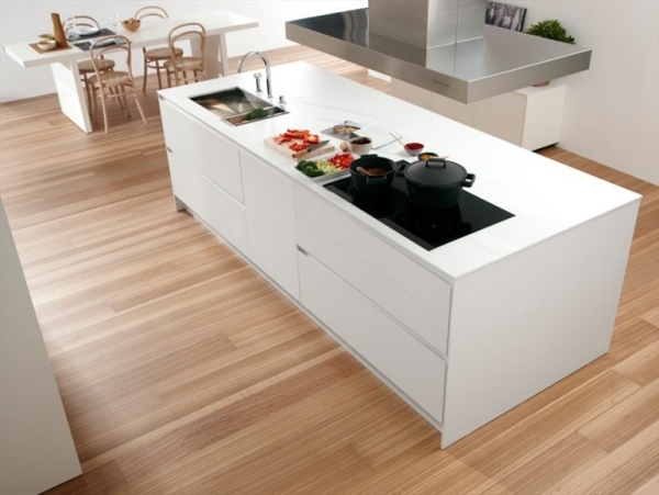 Biely lakovaný kuchynský ostrovček, digestor, parkety