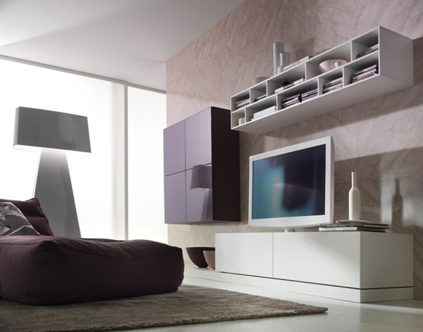 Lesklá obývacia stena bielo fialová tapeta sedací vak Nástenná jednotka do obývačky biela fialová tapeta sedací vak do obývačky