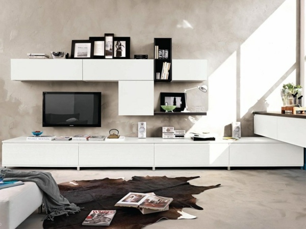 moderná nástenná jednotka biele farebné fotografie dekoratívne kúsky koberec