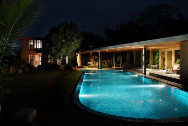 Návrh nočného osvetlenia bazéna s terasou