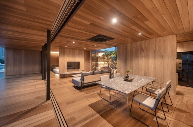 moderný nábytok, ako je jedálenský stôl a stoličky v obývacej izbe s dreveným obložením