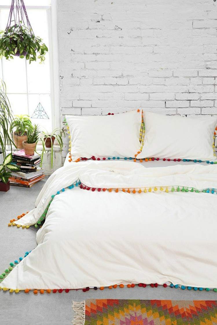 Jasne vyzdobte jednoduchú spálňu zdobiť-vankúš-byt-farebný-bobble-stuha-nápad-strop-akcent