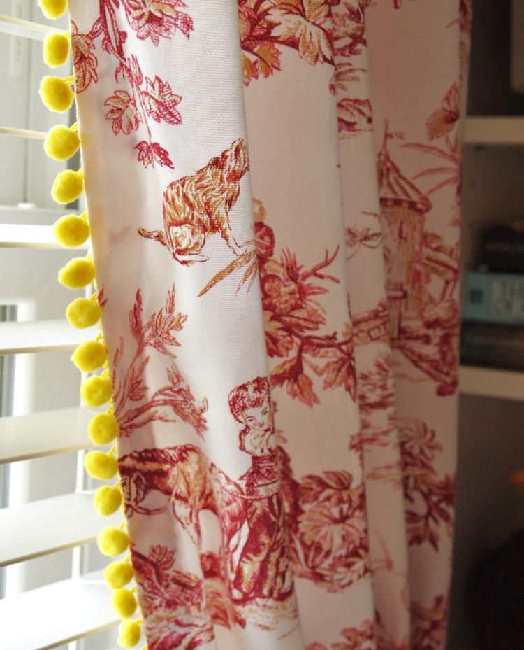 Ozdobte červený vzorovaný záves žltými pomponmi ozdobiť-byt-záves-vzor-červená-bobble-stuha-žltá-akcent-okno-design
