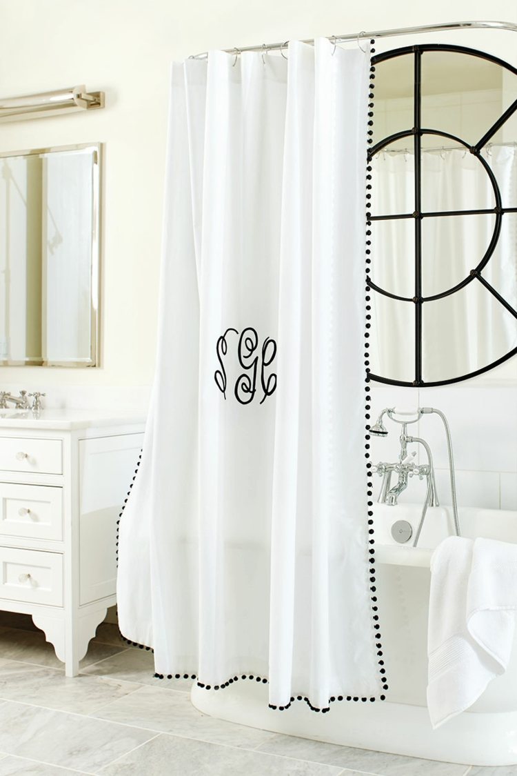 Zariaďte ušľachtilý byt s vintage nádychom ozdobiť-byt-elegantný-nábytok-do kúpeľne-biele-akcenty-čierna-bobble-stuha-záclonová vaňa