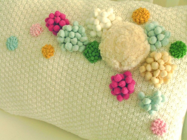 Nápad ozdobiť domácimi kvetmi bambule vyzdobiť byt hodiť vankúše-šperky-pompony-kvety-farebné-svetre