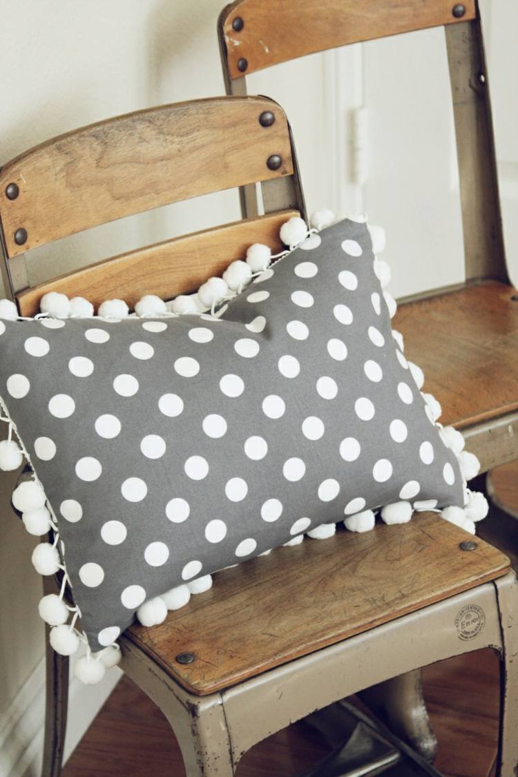 Dekoračný vankúš do bytu s bodkovaným vzorom ozdoba-byt-sivá-vankúš-bodka-vzor-biela-brmbolcová stuha