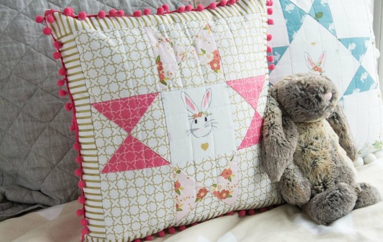 Vyzdobte si byt - Patchworkový dizajn s brmbolcom zdobiť-byt-patchwork-dizajn-bobble-stuha-vankúš-dievča-izba-plyšový zajačik