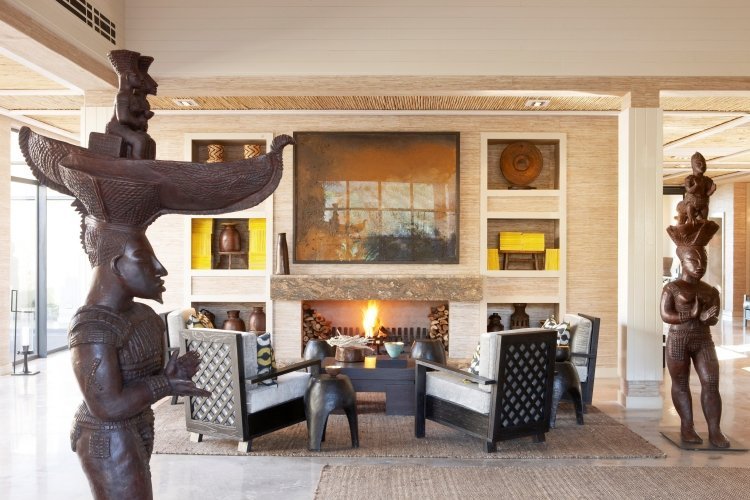 Obývacia izba so sochami z Afriky a krásnym krbom zariadenie bytu-nápady-afrika-vzhľad-sochy-figúrky-dekorácia krbu