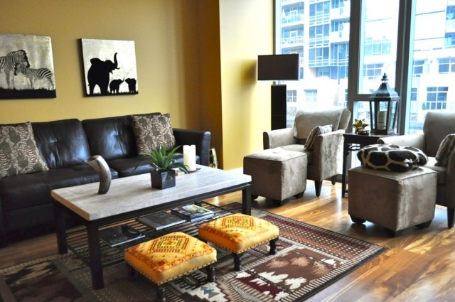 Africká moderná výzdoba bytu-nápady-pieskovo žltá stena Interiérová výzdoba-v-štýle Afriky-vzor-koberce-kožené-kreslo-čierne