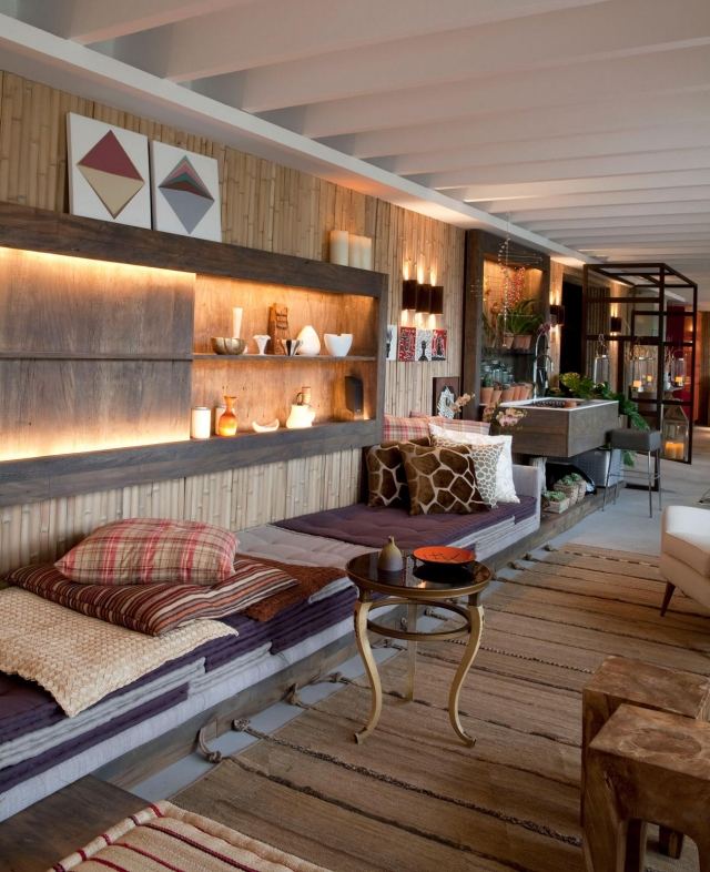 Dizajn terasy v africkom štýle-farebné obliečky na vankúše-dekoratívne bočné stolíky Terasa-dizajn-farebné-vankúše-obliečky-afrického vzhľadu-osvetlené