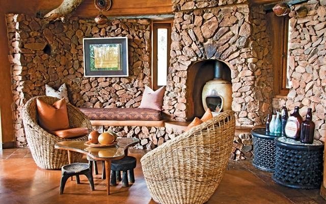 Dizajn obývačky-africké pletené vankúše hodené do kresla v teplých farbách Nápady na izbu-dizajn-Afrika inšpirované-prútené kreslo