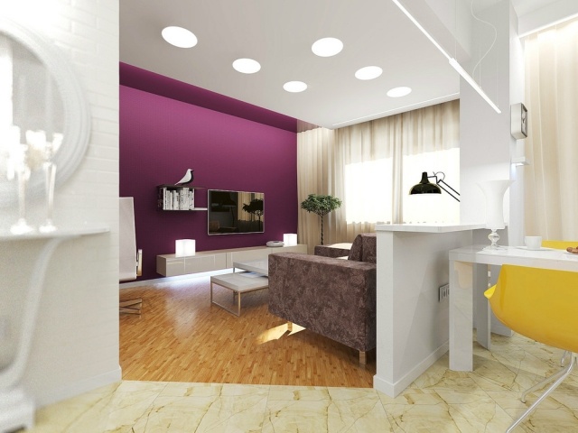 otvorená obývačka-obývačka-akcent-stena-fuchsie-biela-laminátová podlaha