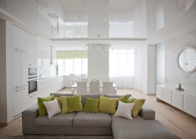 otvorený-moderný-biely-vysoký-lesk-kuchyňa-sivá-rohová sedačka-zelená-dekoračné vankúše