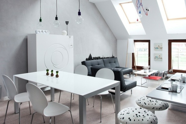 Pohovka so šikmým stropom do skrinky