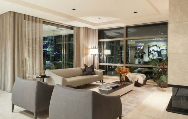 béžová piesková farba nábytok dve sklenené steny krb