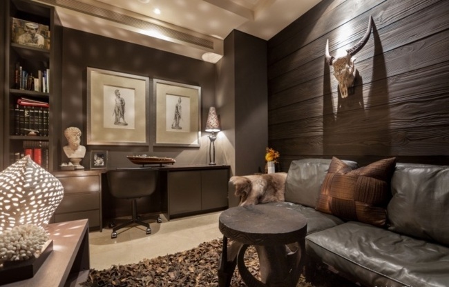 Ľahké sochy afrických stoličiek s drevenou stenou hnedej farby