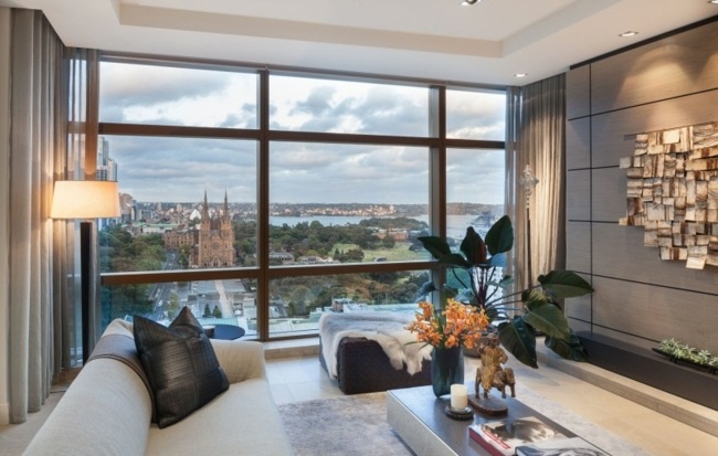 krásny vzhľad štýlový nábytok béžová fialové farby dekorácie kúsky