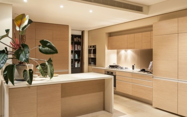 Bezúchytkové dvere skrinky vstavané svetlá z dubového dreva, šikovné plánovanie miestnosti