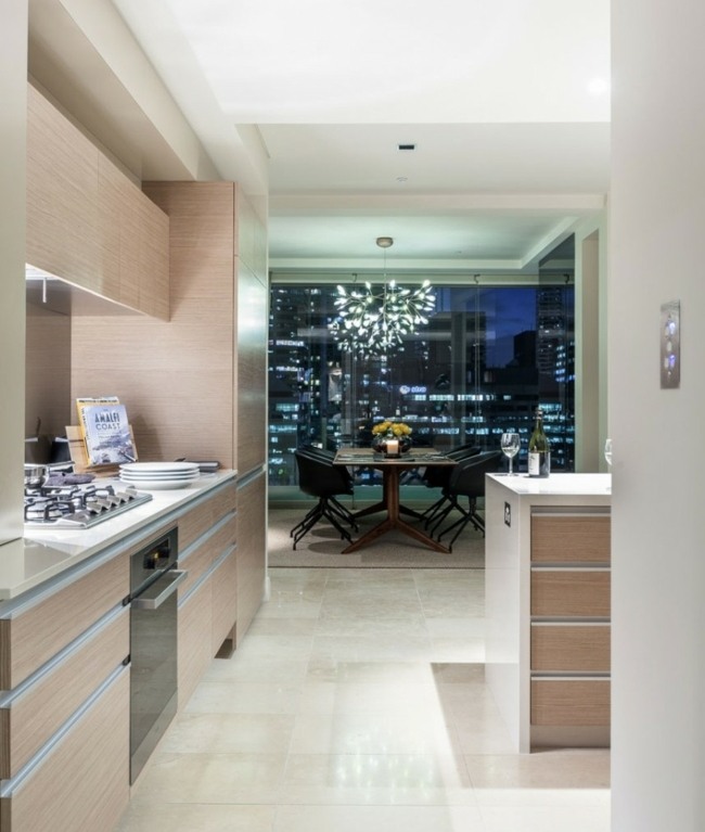 Kuchyňa plán jedálenský kút dizajn tmavý jedálenský stôl luster