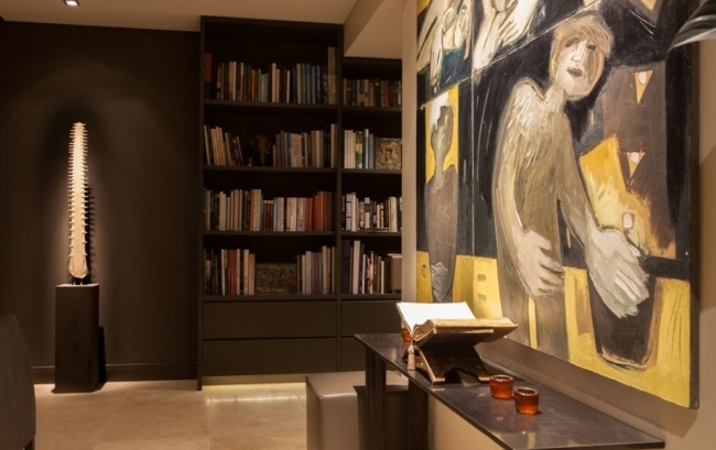 Knižnica stojacích lamp nastavila neutrálne farby knižnice