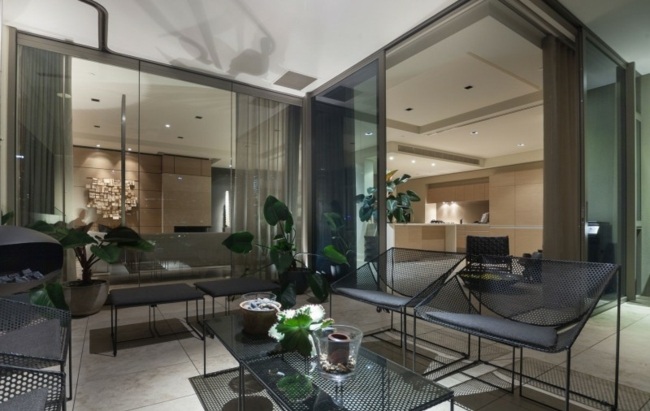 Konferenčný stolík z kovového nábytku zo sklenenej steny