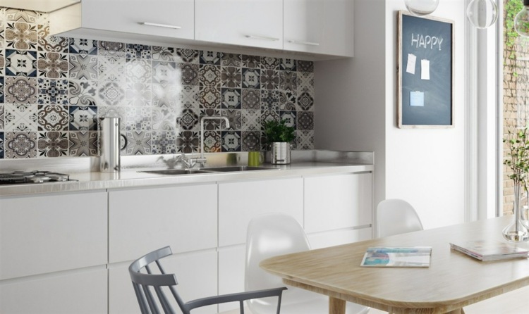 Kuchynský dizajn s patchworkovými dlaždicami na zadnej stene design-byt-patchwork-biela-kuchyňa-tabuľa-poznámky-deco
