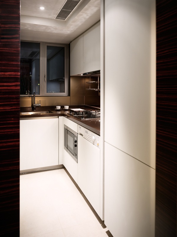 biela moderne vybavená kuchyňa