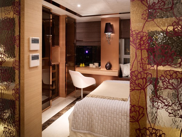 Spálňa-sklenená stena-jeseň-zlaté farby