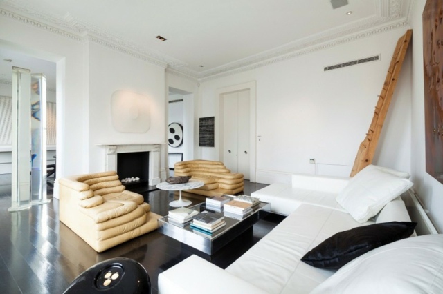 moderný londýnsky byt zariadený rozdeľovačom krbov z tmavej drevenej podlahy