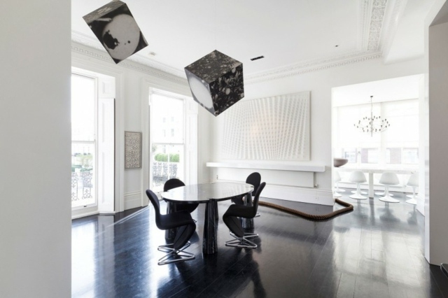 čierne stoličky dekorácia okrúhleho stola priestranná izba Okrúhly stôl dekorácia priestranná izba krásny výhľad na byt