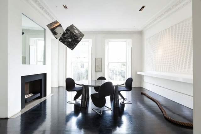 Penthouse apartmán s krbom s tmavou podlahou nastaviť tmavú podlahu krb čiernobiele okrúhle stoličky škandinávsky