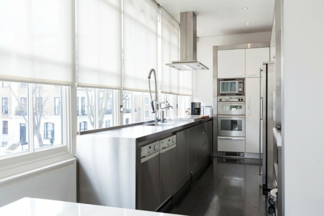 Nerezová kuchynská linka biela vstavaná plocha biele vstavané zariadenia povrch ľahké čistenie robustné