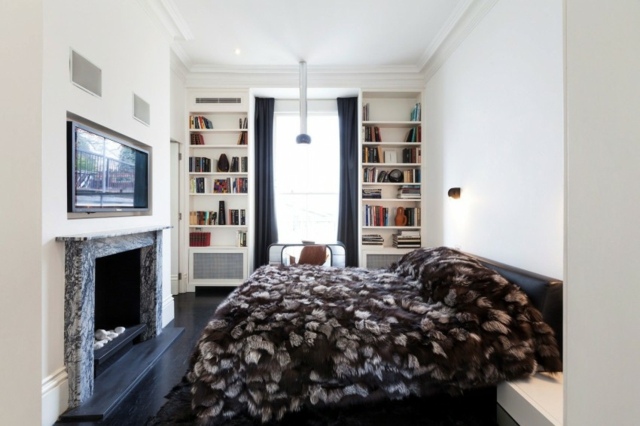 útulná spálňa rozložila nástenné police okolo okna Nástenné police okolo okenných krbových závesov