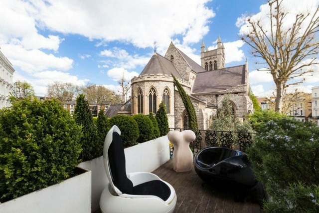 Stolička vždyzelených rastlín v tvare balkóna čierna biela vždyzelená rastlinná stolička čierna biela drevená podlaha