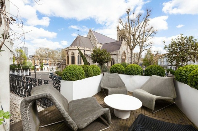 Londýnsky apartmán priestranné balkónové stoličky konferenčný stolík priestranné balkónové stoličky okrúhly konferenčný stolík