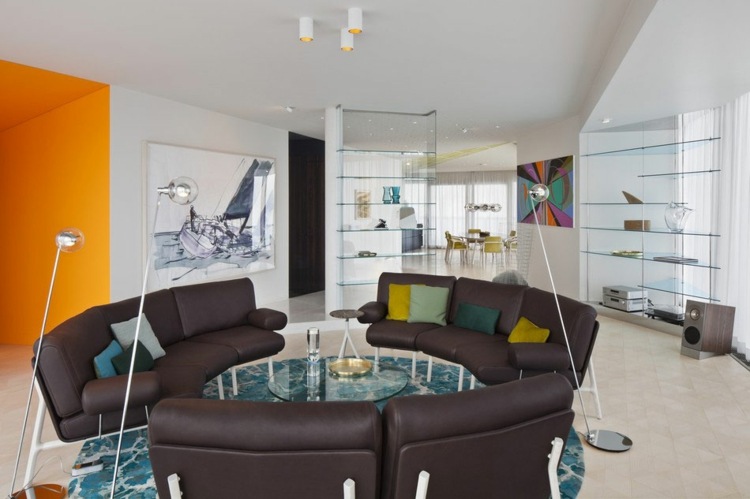 byt s farebnými interiérovými akcentmi, čiernou pohovkou a koženými vankúšmi