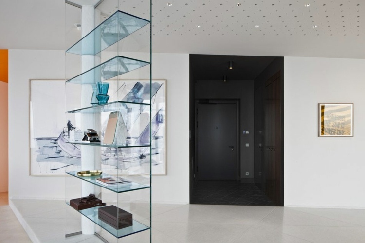 byt s farebnými interiérovými akcentmi policová sklenená nástenná maľba