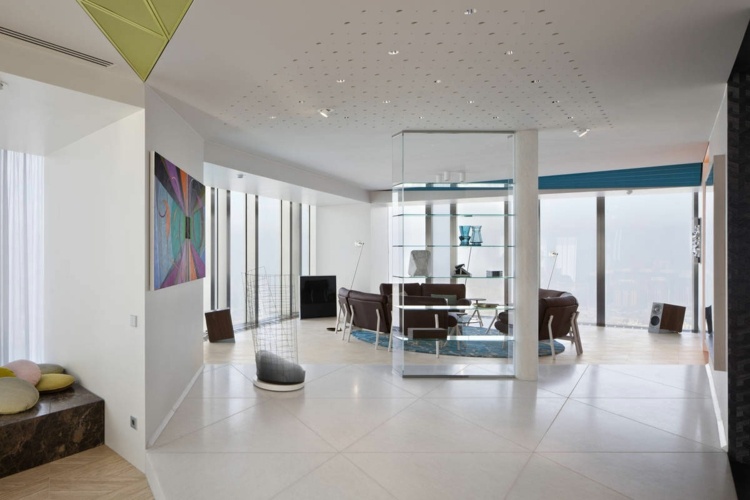 byt s farebnými interiérovými akcentmi obývacia izba modrý strop