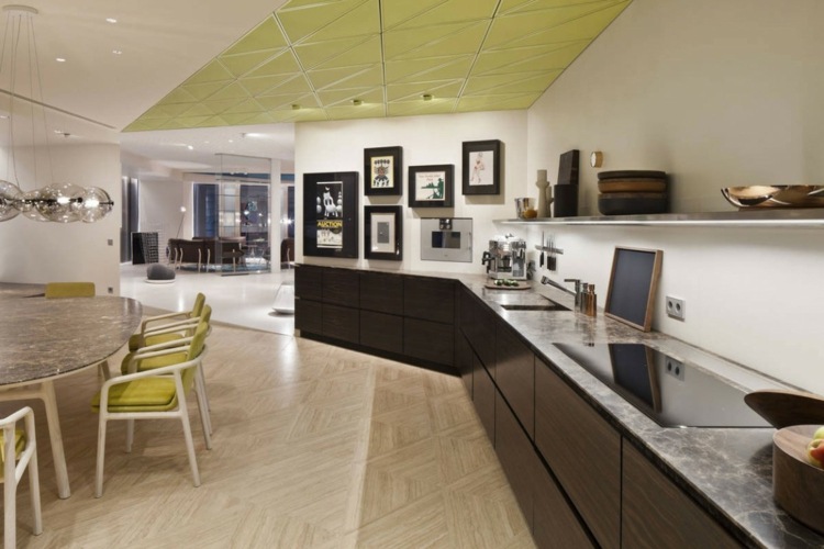 byt farebný interiér akcenty tmavé drevo kuchyňa obrázky stena stropný dizajn